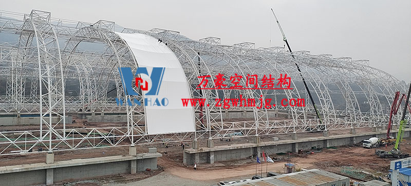 四川高興煤炭?jī)?chǔ)備基地建設(shè)項(xiàng)目鋼結(jié)構(gòu)接近尾聲，膜結(jié)構(gòu)開始安裝