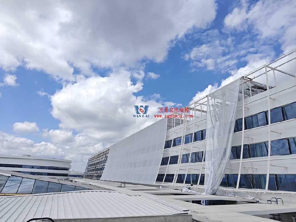 聚焦工程高質(zhì)量建設(shè)，這個網(wǎng)格織物幕墻正在施工安裝中